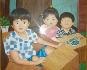 段ボールで遊ぶ孫たち／平鍋典子